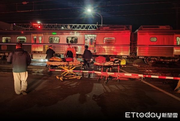 ▲台南新營區東山路9號旁鐵路平交道，7日深夜發生列車與自小客車車禍事故，1列區間車於該平交道與BMW自小客發生碰撞，消防人員將徐姓駕駛搶救送醫。（圖／民眾提供，下同）