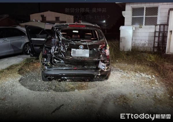 ▲台南新營區東山路9號旁鐵路平交道，7日深夜發生列車與自小客車車禍事故，1列區間車於該平交道與BMW自小客發生碰撞，消防人員將徐姓駕駛搶救送醫。（圖／民眾提供，下同）