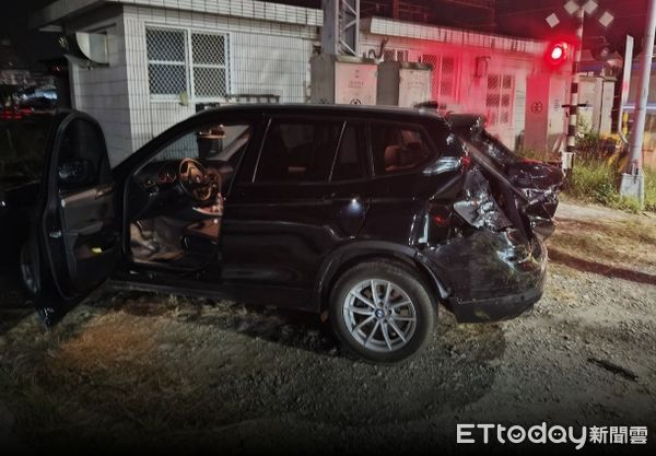 ▲台南新營區東山路9號旁鐵路平交道，7日深夜發生列車與自小客車車禍事故，1列區間車於該平交道與BMW自小客發生碰撞，消防人員將徐姓駕駛搶救送醫。（圖／民眾提供，下同）
