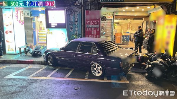 ▲▼36年BMW轎車右轉撞8機車，後方赫見千萬法拉利閃過。(記者邱中岳翻攝）