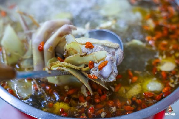 ▲▼鶯歌大盆薑母鴨鹽烤魚。（圖／部落客陳小可提供）