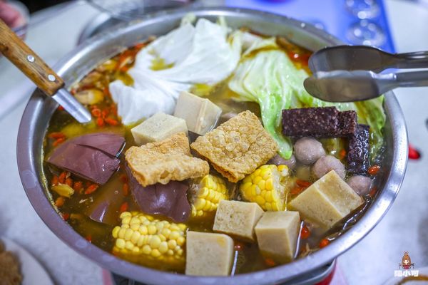 ▲▼鶯歌大盆薑母鴨鹽烤魚。（圖／部落客陳小可提供）