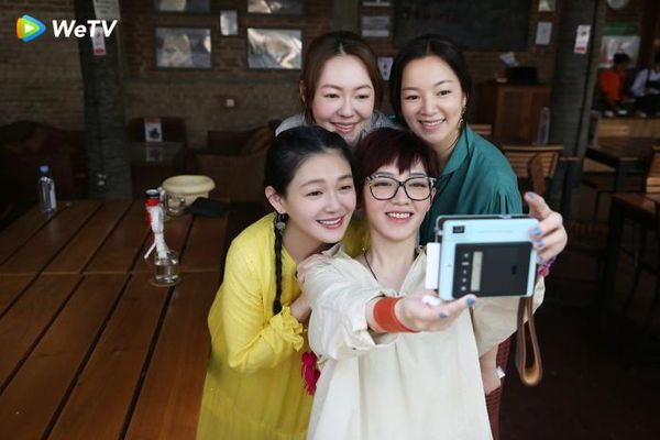 ▲大小S在30年前組了華岡七仙女。（圖／翻攝自微博）