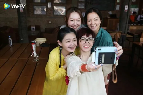 ▲大小S在30年前組了華岡七仙女。（圖／翻攝自微博）