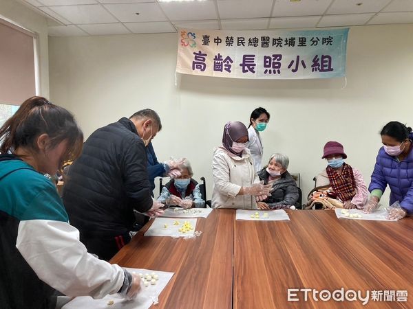 ▲中榮埔里分院團隊辦理慶元宵湯圓手做活動。（圖／台中榮總埔里分院提供）