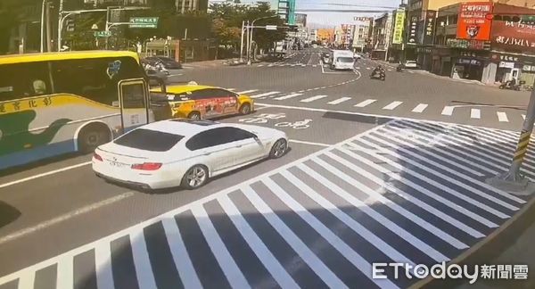 ▲▼▲監視器畫面拍下當時彰化客運煞車不及，直接追撞小黃車尾。（圖／民眾提供）