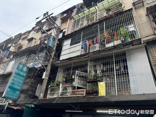 ▲▼新北板橋民宅火警，3人受困。（圖／民眾提供）