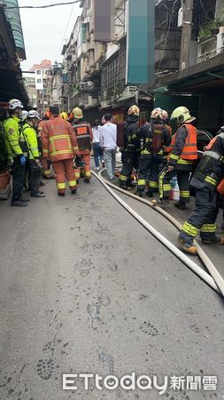 ▲▼新北板橋民宅火警，3人受困。（圖／民眾提供）