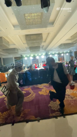 ▲▼鄧超迎接46歲生日，同時這天也是與孫儷領證結婚15年水晶婚。（圖／翻攝自微博）