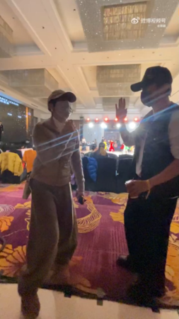 ▲▼鄧超迎接46歲生日，同時這天也是與孫儷領證結婚15年水晶婚。（圖／翻攝自微博）