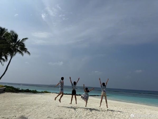 ▲▼鄧超迎接46歲生日，同時這天也是與孫儷領證結婚15年水晶婚。（圖／翻攝自微博）