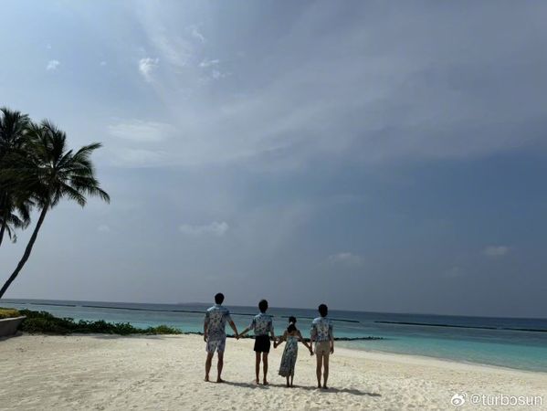 ▲▼鄧超迎接46歲生日，同時這天也是與孫儷領證結婚15年水晶婚。（圖／翻攝自微博）