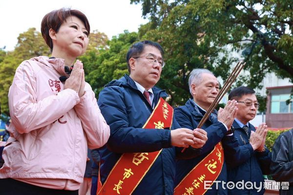 ▲台南市政府8日上午在台灣府迎春門舉行「乙巳年台南市迎春禮民俗活動暨踩街嘉年華」，由市長黃偉哲，與正統鹿耳門聖母廟主任委員鄭深池、等人進行祭天儀典。（圖／記者林東良翻攝，下同）