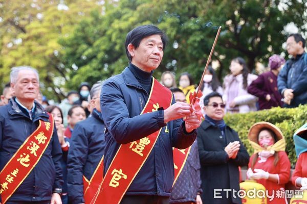 ▲台南市政府8日上午在台灣府迎春門舉行「乙巳年台南市迎春禮民俗活動暨踩街嘉年華」，由市長黃偉哲，與正統鹿耳門聖母廟主任委員鄭深池、等人進行祭天儀典。（圖／記者林東良翻攝，下同）