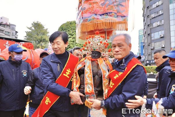 ▲台南市政府8日上午在台灣府迎春門舉行「乙巳年台南市迎春禮民俗活動暨踩街嘉年華」，由市長黃偉哲，與正統鹿耳門聖母廟主任委員鄭深池、等人進行祭天儀典。（圖／記者林東良翻攝，下同）