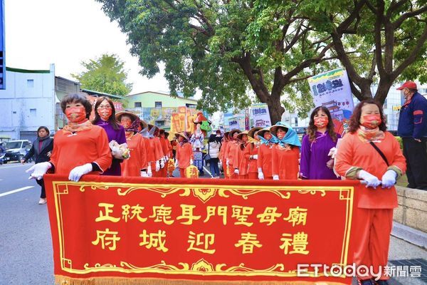 ▲台南市政府8日上午在台灣府迎春門舉行「乙巳年台南市迎春禮民俗活動暨踩街嘉年華」，由市長黃偉哲，與正統鹿耳門聖母廟主任委員鄭深池、等人進行祭天儀典。（圖／記者林東良翻攝，下同）