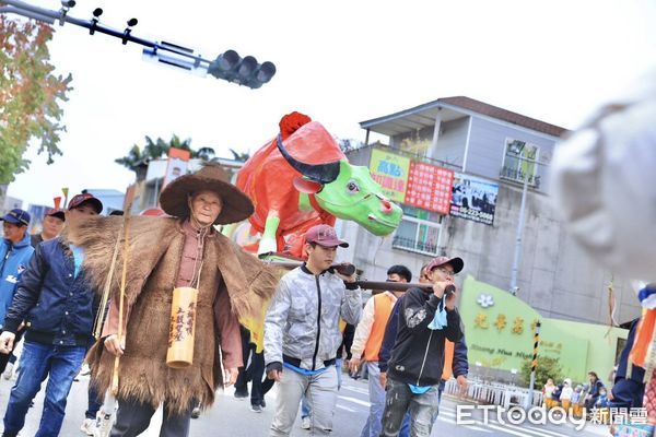 ▲台南市政府8日上午在台灣府迎春門舉行「乙巳年台南市迎春禮民俗活動暨踩街嘉年華」，由市長黃偉哲，與正統鹿耳門聖母廟主任委員鄭深池、等人進行祭天儀典。（圖／記者林東良翻攝，下同）