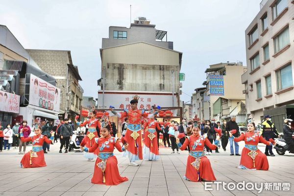 ▲台南市政府8日上午在台灣府迎春門舉行「乙巳年台南市迎春禮民俗活動暨踩街嘉年華」，由市長黃偉哲，與正統鹿耳門聖母廟主任委員鄭深池、等人進行祭天儀典。（圖／記者林東良翻攝，下同）