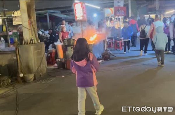 ▲彰化溪湖夜市蚵仔煎攤3度冒火，民眾習以為常用餐。（圖／記者唐詠絮翻攝）