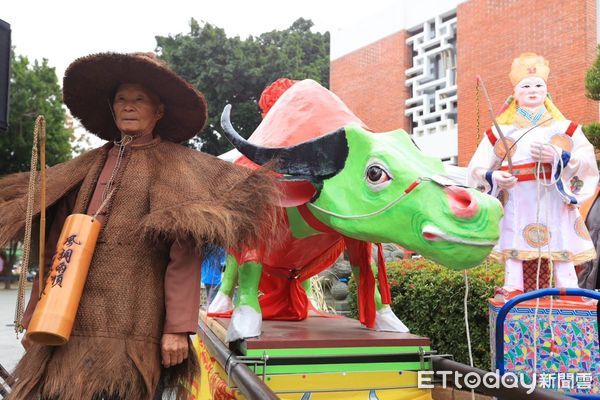 ▲台南市政府8日上午在台灣府迎春門舉行「乙巳年台南市迎春禮民俗活動暨踩街嘉年華」，由市長黃偉哲，與正統鹿耳門聖母廟主任委員鄭深池、等人進行祭天儀典。（圖／記者林東良翻攝，下同）