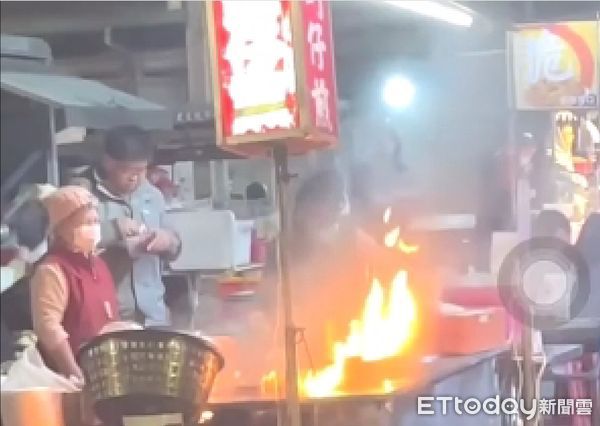 ▲彰化溪湖夜市蚵仔煎攤3度冒火，民眾習以為常用餐。（圖／記者唐詠絮翻攝）