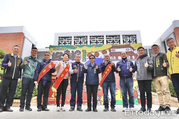 ▲台南市政府8日上午在台灣府迎春門舉行「乙巳年台南市迎春禮民俗活動暨踩街嘉年華」，由市長黃偉哲，與正統鹿耳門聖母廟主任委員鄭深池、等人進行祭天儀典。（圖／記者林東良翻攝，下同）