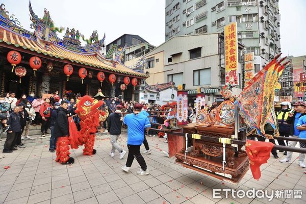 ▲台南市政府8日上午在台灣府迎春門舉行「乙巳年台南市迎春禮民俗活動暨踩街嘉年華」，由市長黃偉哲，與正統鹿耳門聖母廟主任委員鄭深池、等人進行祭天儀典。（圖／記者林東良翻攝，下同）