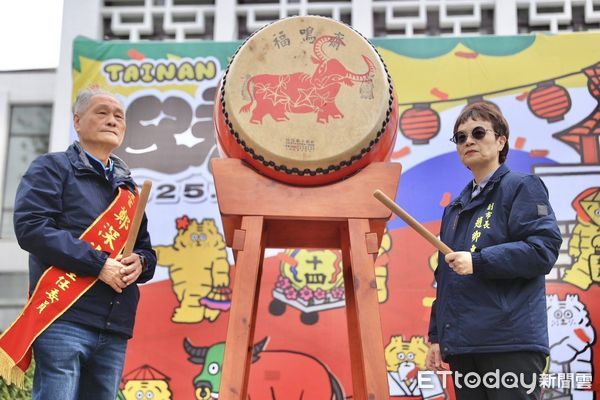 ▲台南市政府8日上午在台灣府迎春門舉行「乙巳年台南市迎春禮民俗活動暨踩街嘉年華」，由市長黃偉哲，與正統鹿耳門聖母廟主任委員鄭深池、等人進行祭天儀典。（圖／記者林東良翻攝，下同）