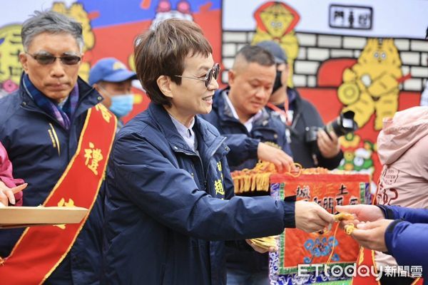 ▲台南市政府8日上午在台灣府迎春門舉行「乙巳年台南市迎春禮民俗活動暨踩街嘉年華」，由市長黃偉哲，與正統鹿耳門聖母廟主任委員鄭深池、等人進行祭天儀典。（圖／記者林東良翻攝，下同）