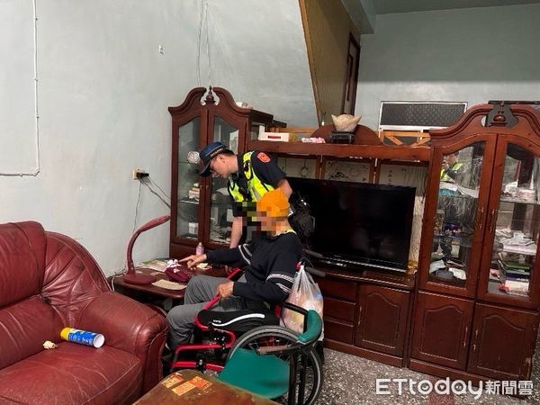 ▲內埔警分局警員黃麒睿、謝宗榮推曾姓老翁返家             。（圖／記者陳崑福翻攝）