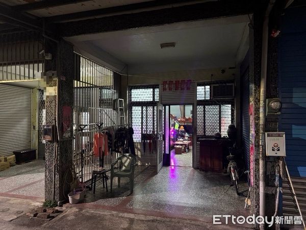 ▲內埔警分局警員黃麒睿、謝宗榮推曾姓老翁返家             。（圖／記者陳崑福翻攝）