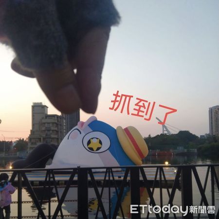 ▲觀光旅遊吉祥物「魚頭君」化身大型水上氣偶，象徵遇水則發及年年有餘，帶來滿滿年味。（圖／記者林東良翻攝，下同）