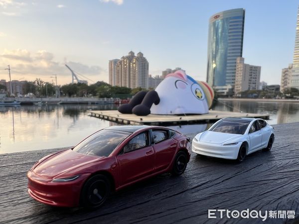 ▲觀光旅遊吉祥物「魚頭君」化身大型水上氣偶，象徵遇水則發及年年有餘，帶來滿滿年味。（圖／記者林東良翻攝，下同）