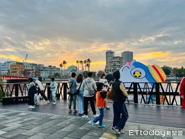 ▲觀光旅遊吉祥物「魚頭君」化身大型水上氣偶，象徵遇水則發及年年有餘，帶來滿滿年味。（圖／記者林東良翻攝，下同）