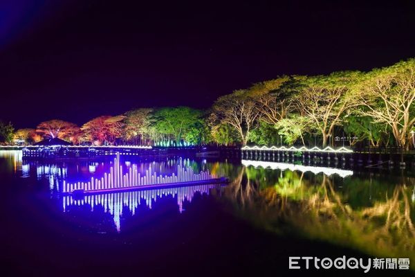 ▲觀光旅遊吉祥物「魚頭君」化身大型水上氣偶，象徵遇水則發及年年有餘，帶來滿滿年味。（圖／記者林東良翻攝，下同）