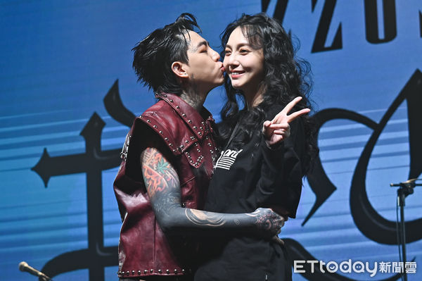▲▼謝和弦R-chord 2203扣人心弦台北演唱會總彩，右為老婆陳緗妮（莉婭）。（圖／記者李毓康攝）
