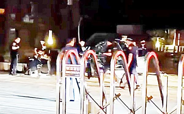 ▲桃園市警局保大員警去年7月間攔查闖入健行科地校園陳姓男子，連開15槍制伏到案。（圖／翻攝自臉書《爆料公社》）