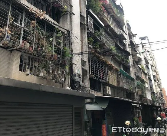 ▲▼新莊民宅火警，屋主疑逃生時，撞到頭命危送醫。（圖／記者陸運陞翻攝）