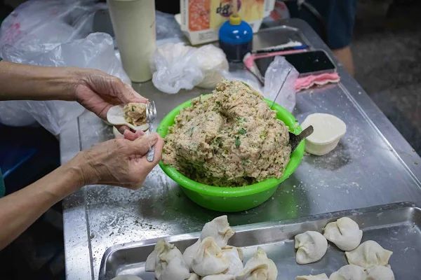 ▲▼台中在地傳承30年，整間店只賣水餃和酸辣湯。（圖／部落客美熊提供）