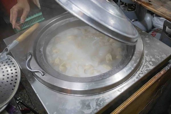 ▲▼台中在地傳承30年，整間店只賣水餃和酸辣湯。（圖／部落客美熊提供）
