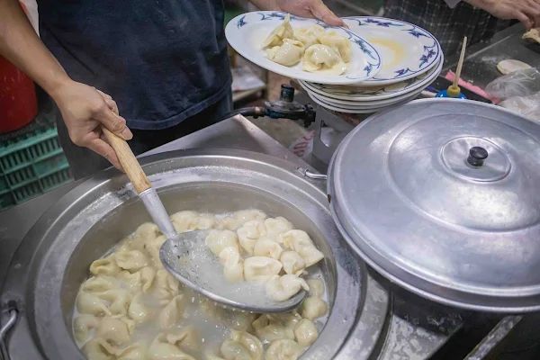 ▲▼台中在地傳承30年，整間店只賣水餃和酸辣湯。（圖／部落客美熊提供）
