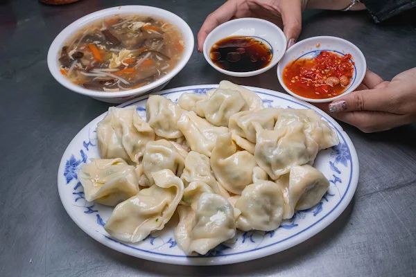 ▲▼台中在地傳承30年，整間店只賣水餃和酸辣湯。（圖／部落客美熊提供）