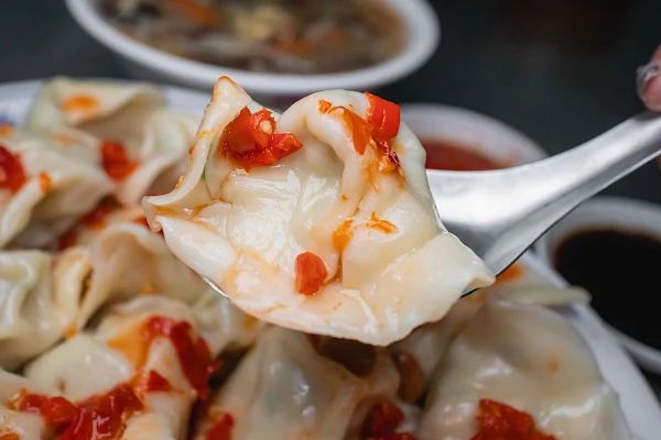 ▲▼台中在地傳承30年，整間店只賣水餃和酸辣湯。（圖／部落客美熊提供）