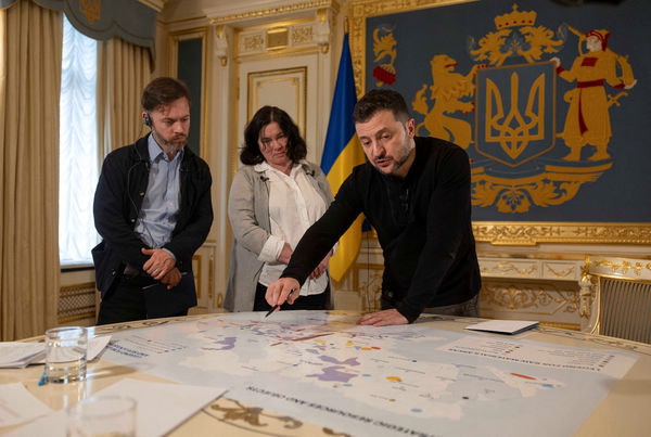 ▲▼烏克蘭總統澤倫斯基（Volodymyr Zelenskiy）大秀烏克蘭稀土地圖。（圖／路透）