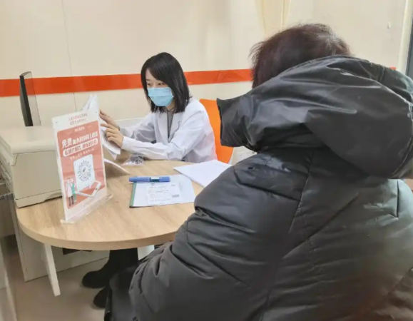▲▼林琳醫師幫患者看病。（圖／翻攝自新民晚報）