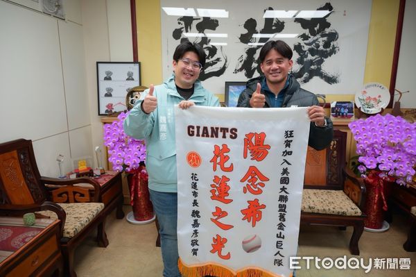 ▲▼花蓮市長魏嘉彥（左三）偕同主和里長高健雄（左一）頒發錦旗。（圖／花蓮市公所提供，下同）