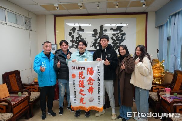 ▲▼花蓮市長魏嘉彥（左三）偕同主和里長高健雄（左一）頒發錦旗。（圖／花蓮市公所提供，下同）