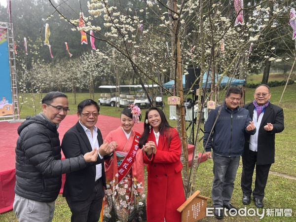 ▲九族櫻花祭25週年紀念盛典開幕，邀請台日歌姬許景淳、飛鳥奉美共同代言。（圖／九族文化村提供）