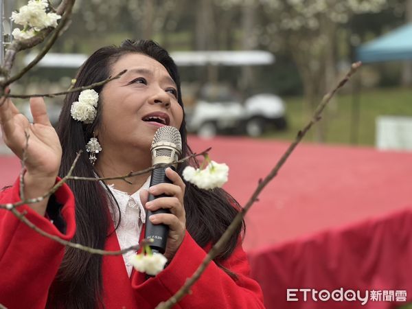 ▲九族櫻花祭25週年紀念盛典開幕，邀請台日歌姬許景淳、飛鳥奉美共同代言。（圖／九族文化村提供）