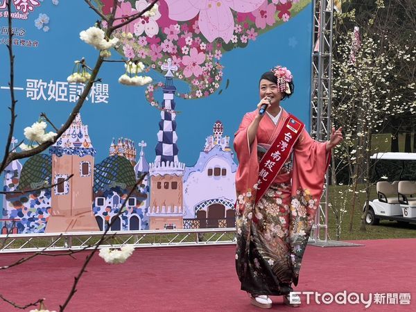 ▲九族櫻花祭25週年紀念盛典開幕，邀請台日歌姬許景淳、飛鳥奉美共同代言。（圖／九族文化村提供）